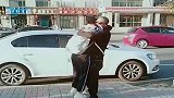 闺女三个月没见到爸爸了，没想到竟是这场景，果然是小情人！