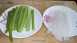简单两步教你做芹菜炒水晶粉，用最简单的食材满足全家人的味蕾