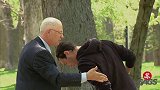 男子俯身俯身听声音，手机铃声从一只宠物身上传来！