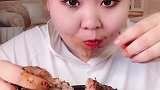 美女直播吃爆辣猪蹄，看的我嘴里都是口水