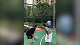 两个美女打篮球!动作很潇洒啊