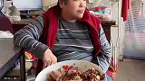 大儿媳一年给5万，二儿媳却一分钱不给
