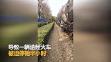 “霸气”奥迪违停火车道口 途经火车被逼停_超清
