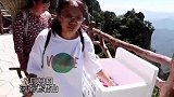 女背山工看到免费降温冰糕伸手去拿，又退了回来！