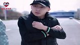 看别人开奔驰俩混混演双簧碰瓷，金毛轮胎：这车不是俺的！逗
