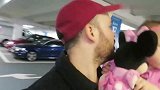 外婆来了！Emilia左手kitty，右手米妮，乐呵呵去迎接