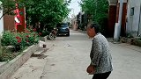 一天不打上房揭瓦，孙女畏罪潜逃，起得奶奶只能干看着！