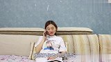 美女接到诈骗电话，不料把骗子套路得团团转，太搞笑了