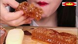 韩国妹子试吃蜂窝巢，看起来很美味的样子，咀嚼声听着超诱人