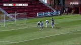 又一个被守门耽误的好前锋！曼城门神埃德森戏耍同行进球