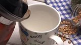 茶杯的茶渍洗不掉，用上牙膏和白醋，轻轻一刷就洁净如新