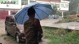 下大雨：农村爸爸在家盖房，小伙开车回家，结果小伙心疼了