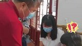 医生谈笑间，给小孩秒正骨