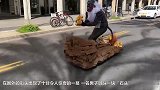 男子“开”着一块“石头” 在路上狂奔