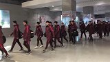 国足集训营轻装抵达泰安 站台列队直接被部队接走