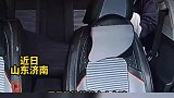 女孩骑车摔倒昏迷，的哥连续闯红灯紧急送医