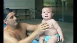 爸爸把小宝宝推进游泳池，接下来宝宝的反应亮了