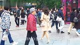 街拍：穿风衣的美女，T恤短裙高跟鞋，在春风里显得格外养眼
