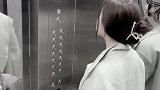 电梯从13楼极速下坠，女子教科书般式自救，成功脱困！