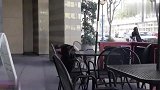 凳子恶作剧，用细绳操控凳子捉弄路人，路人非常的无奈