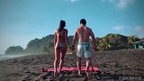 酸了！恩爱情侣沙滩上双人健身 身材棒棒哒