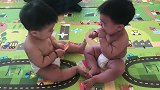 双胞胎为抢一块橘子皮开启怒吼模式，打架模样让边上妈妈都笑疯了