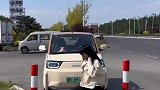 她说车能过去，是不是有点盲目自信了