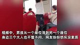 上海地铁一小男孩拉吊环荡秋千，旁边家长不管不问，地铁客服回应