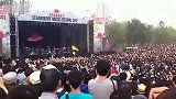 实拍2012北京草莓音乐节万人点香拜曾轶可