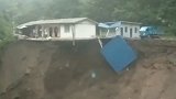 云南贡山泥石流损坏道路路基 房屋卡车坠落深谷瞬间被洪水冲走