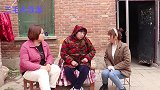 母亲欠钱让俩女儿还账，大女儿选择不管，小女儿的做法让人称赞