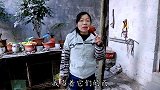 主人为了惩罚狗狗做错事，用烧鸭腿引诱狗狗，就不给吃！