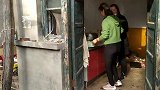 姐妹俩在家做美食，出锅先让奶奶尝尝鲜，馋的婆婆大口吃哩香