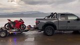 福特猛禽拖着杜卡迪出门，我真的羡慕了！