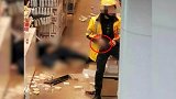 外卖员疑因差评捅死商场员工，捅完人还伸个懒腰，坐柜台上抽烟