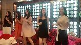表姐叫我出来喝酒，谁知道全是小姐姐，我该怎么办呢