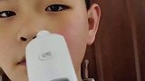 男孩发烧，两边脸温度截然不同