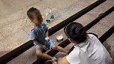 “老鸨”为掩人耳目带2岁女孩开房 与卖淫现场仅一帘之隔