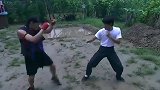 泰国拳王挑战李小龙，岂料他的绝招竟然被李小龙后仰倒地破解！