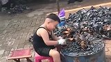 河南信阳萌娃：这小子这么小就跟大人抢饭碗，长大了还了得