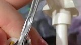 男朋友用的洗发水，得用针挑出来