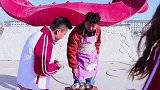 学校按奥特曼卡牌数量打饭，两张一勺，学生却穿来奥特曼卡牌衣服
