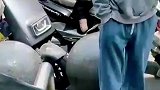 女生出来后发现男友在发呆等待