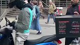 这才是正宗的搭顺风车！但是你也不能把司机当傻子啊