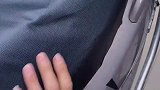 不知道谁扔掉的，用这个皮革贴撕开贴上就可以了，凳子立马焕然一新节约是美德