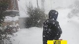 妻子想吃橙子，丈夫冒着大雪拎一箱橙子回家