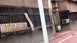 为了防止楼下被停车，业主真的拼了，满地玻璃渣让人心寒！