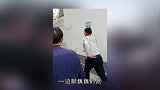 大衣哥下车往家跑，有人说跑的样子逗，看了图片，网友：换你也跑