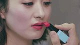 男子要帮赵丽颖化妆，这个妆容我希望颖宝还是不要看到好