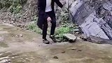回家路上遇见的小伙，用这样的方式过水路，是我的脑子有问题吗